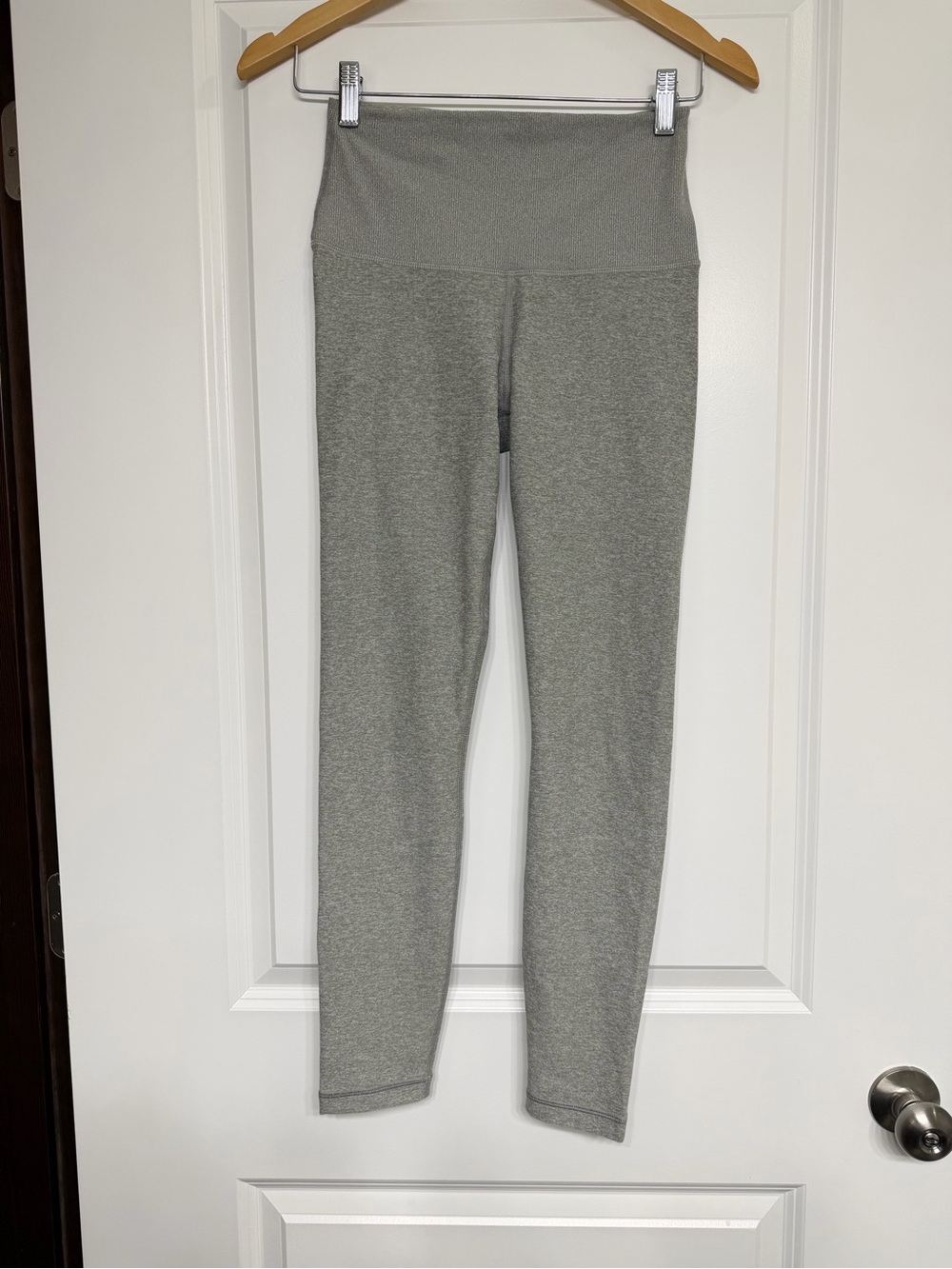 Aritzia TNA gray women’s leggings